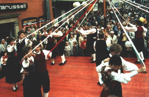 1982-Jugendgruppe-Tanz-in-den-Mai-Aalen