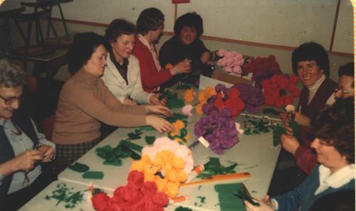 1983-Frauengruppe-Faschingsrosen-basteln
